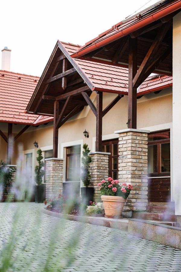Muflon Apartman Jakuzzis Vendeghaz Many Exterior foto