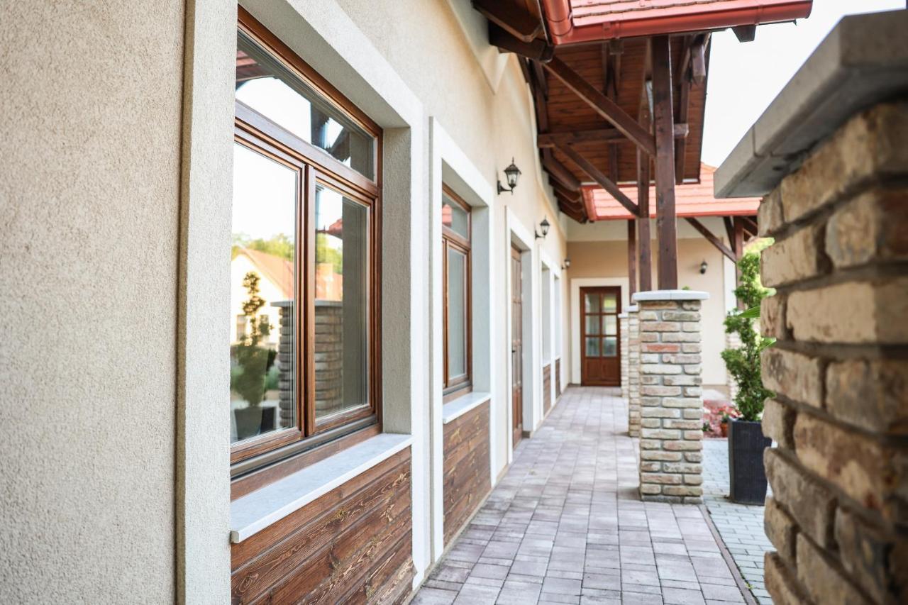 Muflon Apartman Jakuzzis Vendeghaz Many Exterior foto