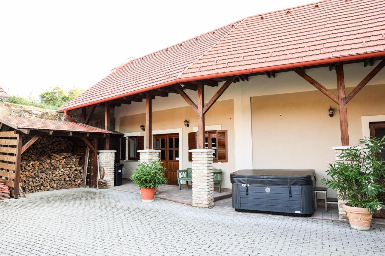 Muflon Apartman Jakuzzis Vendeghaz Many Exterior foto